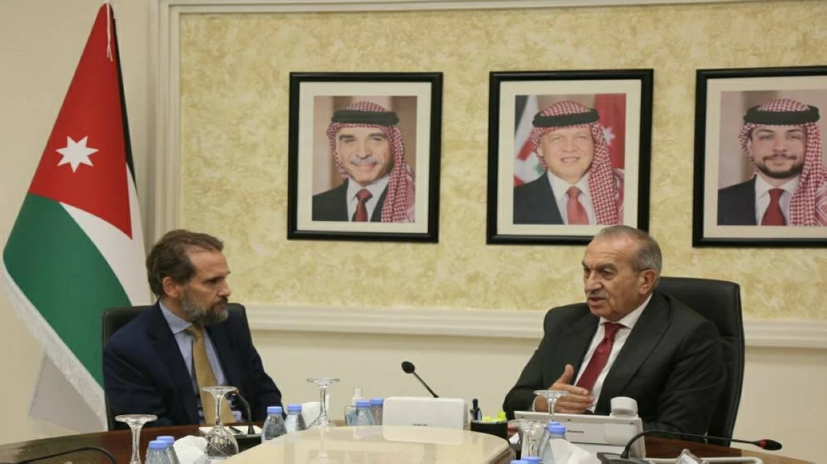 HRH Prince Mired bin Raad, President of the Higher Council for Persons with Disabilities, meets on Sunday with Minister of Public Works and Housing Maher Abu Samen (Al Mamlaka TV photo)