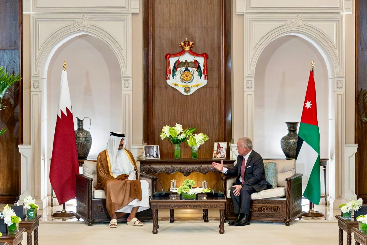 His Majesty King Abdullah and Qatar Emir Sheikh Tamim bin Hamad Al Thani hold talks at Basman Palace, during which they expressed their pride in the deep-rooted ties between the two countries.
(Photo courtesy of Royal Court)
