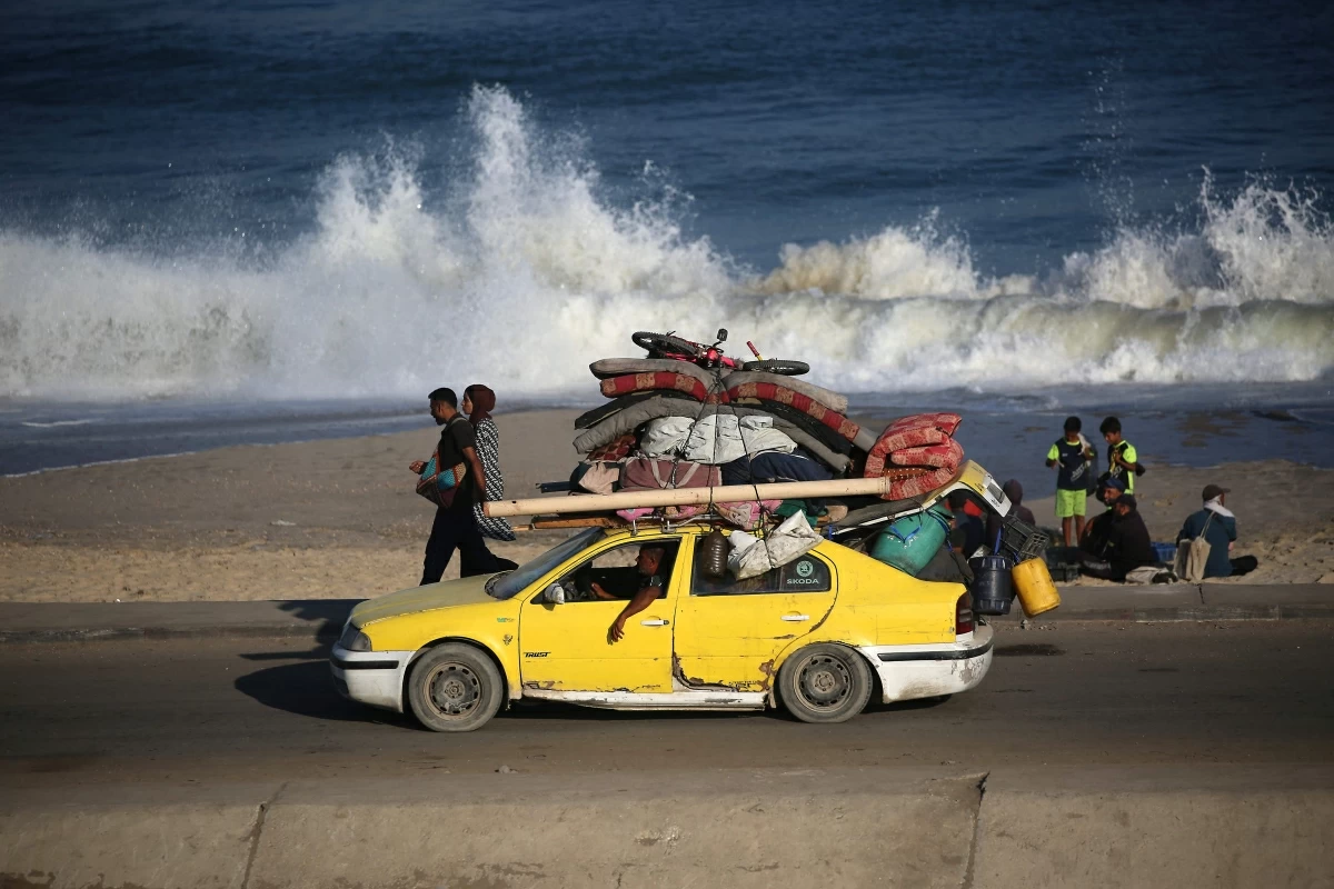 Displaced Palestinians move with their belongings southwards on a road in the Nuseirat refugee camp area in the central Gaza Strip following renewed Israeli evacuation orders for Gaza City on September 18, 2025.
(AFP photo)