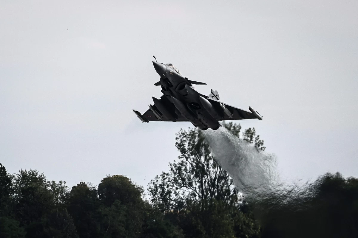 A French Rafale fighter jet takes off during a joint mission with Polish F16s at an air base in Minsk Mazowiecki on September 17, 2025, as part of the Eastern Sentry mission, following Warsaw's accusation that Moscow launched a drone raid into Poland (AFP photo)