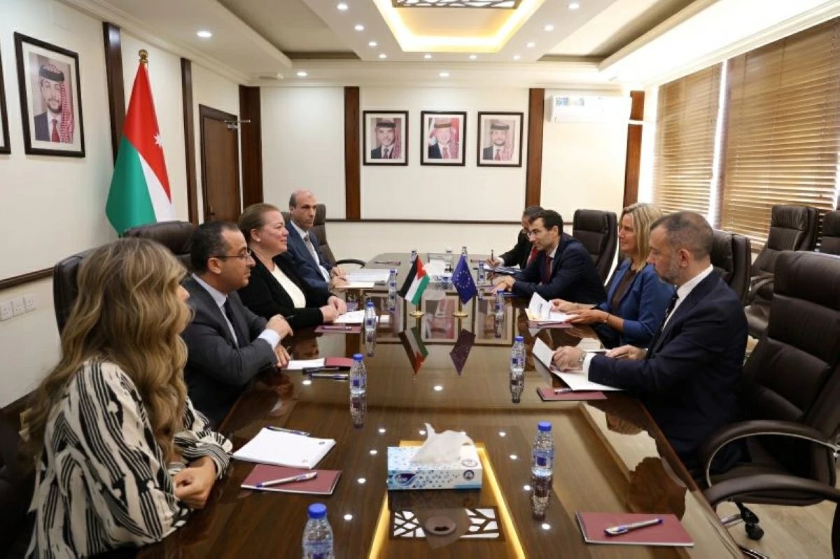 Minister of Planning and International Cooperation Zeina Toukan and Rector of the College of Europe and Director of the EU Diplomatic Academy Federica Mogherini on Sunday discuss means to advance cooperation between Jordan and the college (Photo courtesy of the Ministry of Planning and International Cooperation)