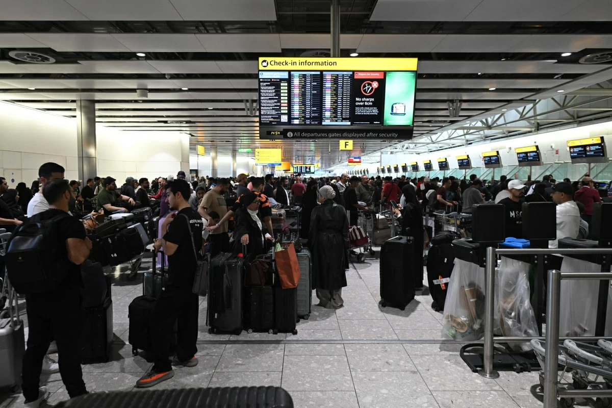 Travellers wait in terminal 4 at Heathrow Airport, west of London on September 20, 2025 (AFP photo)
