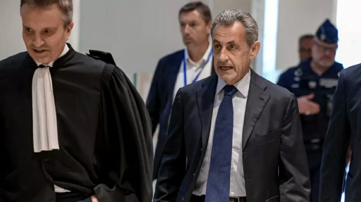 Former French president Nicolas Sarkozy arrives with his lawyers for at the Tribunal de Paris courthouse in Paris, on 27 March 
(AFP photo)