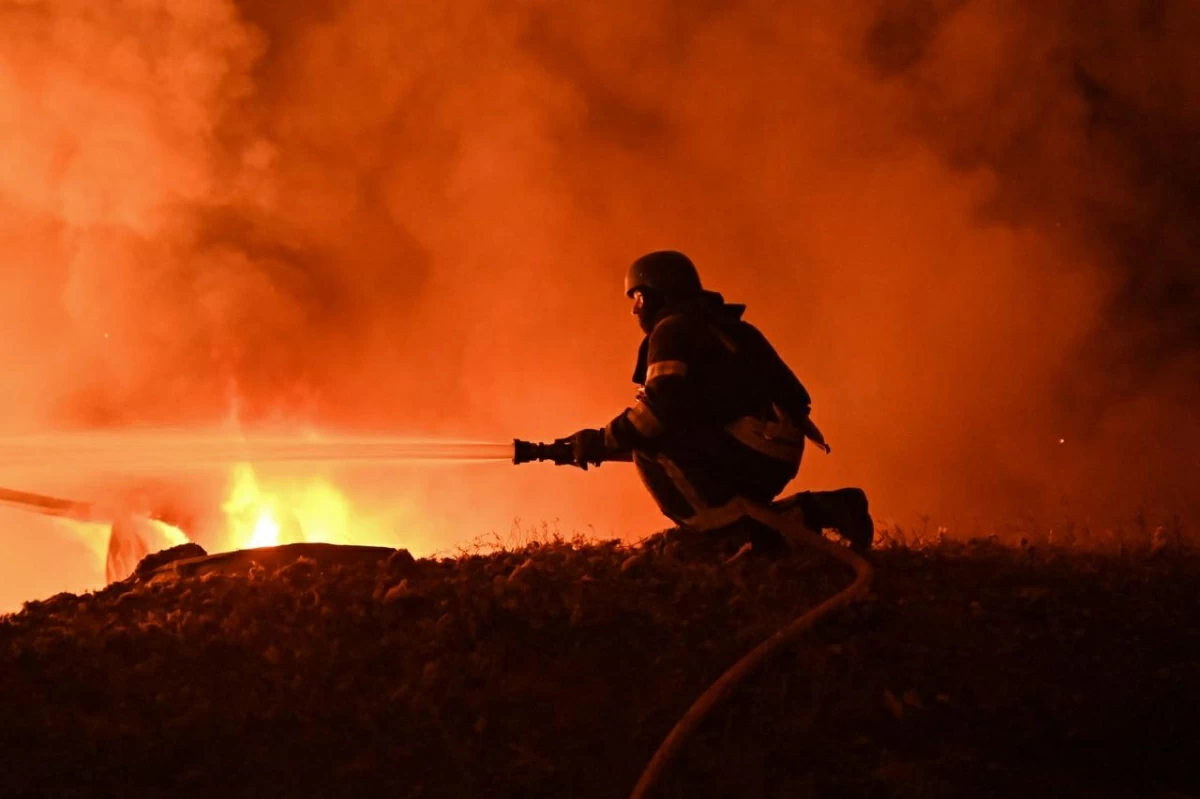 A firefighter works to extinguish a fire at the site of a drone attack late night in Kharkiv on September 23, 2025, amid the Russian invasion of Ukraine
(AFP photo)