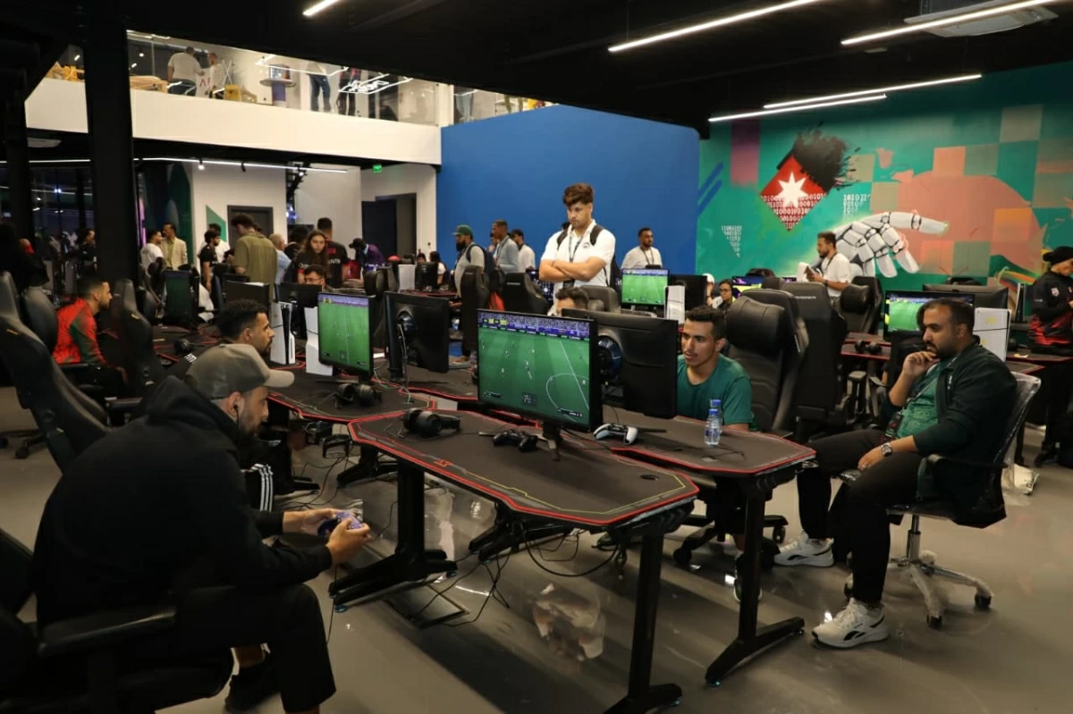 HRH Prince Omar bin Feisal, President of the Jordan Esports Federation, on Friday crowns national team player Saifeddine Dababneh champion of the Arab Esports League (Petra photo)