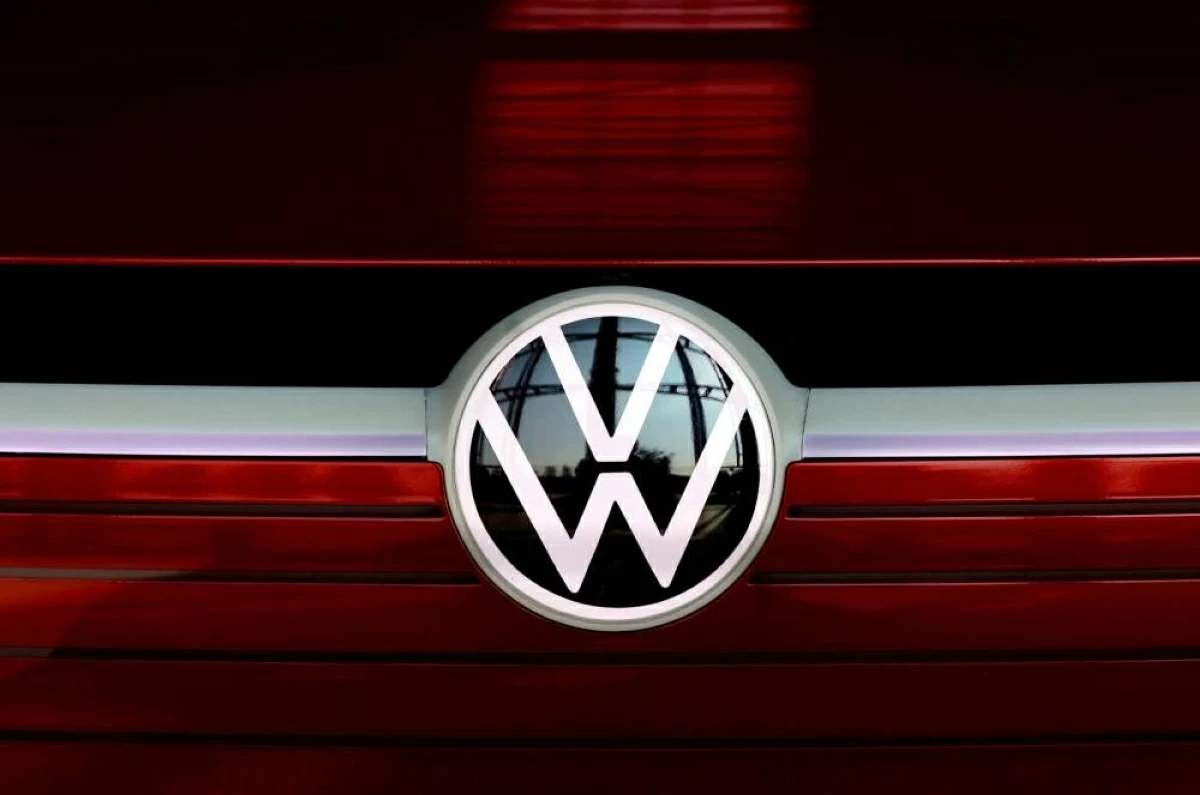 The VW logo is on display at the headquarters of German carmaker Volkswagen (VW) in Wolfsburg, Germany, March 26, 2021 (AFP file photo)