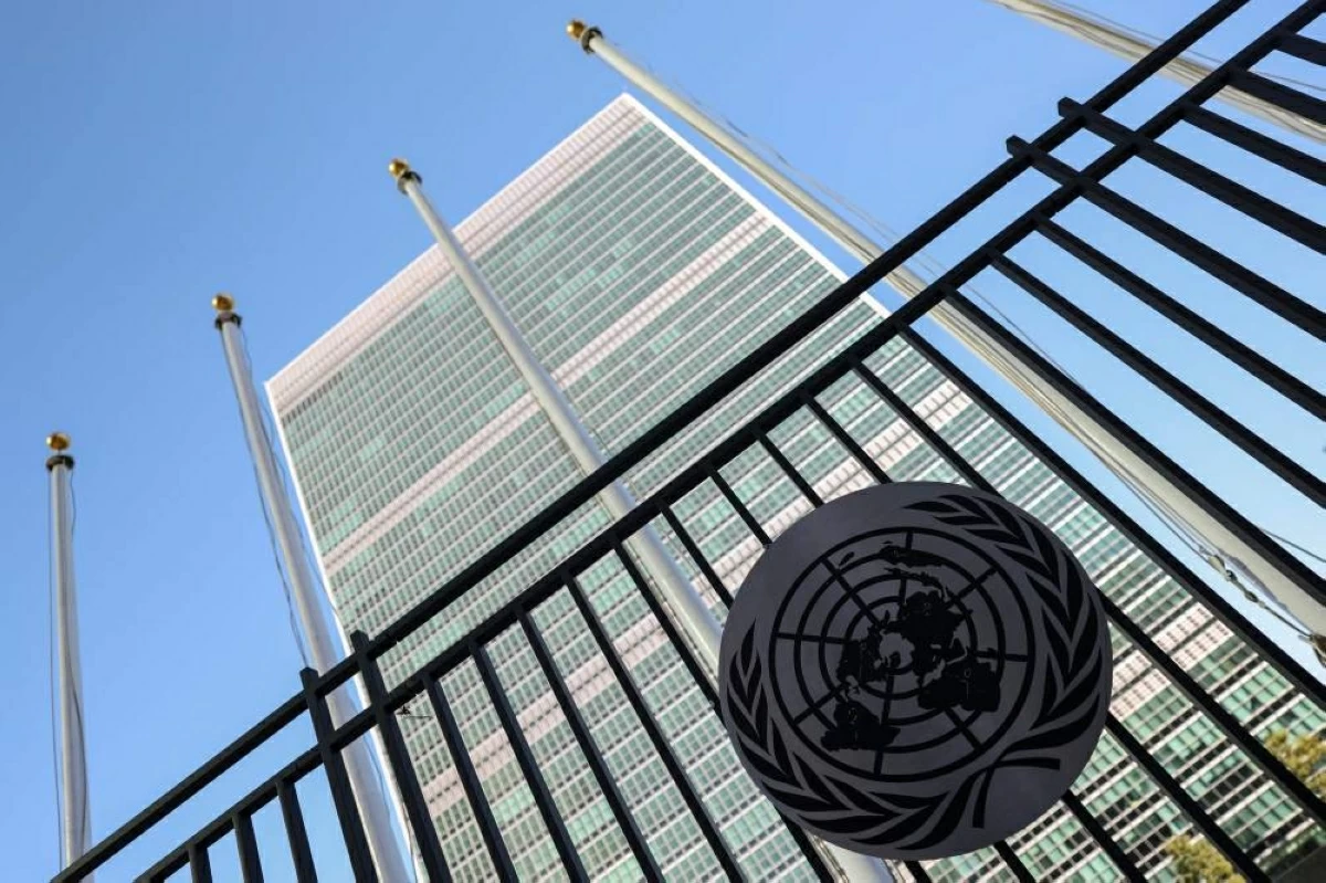 The United Nations logo is seen on a fence outside UN Headquarters on September 18, 2025 in New York City (AFP photo)