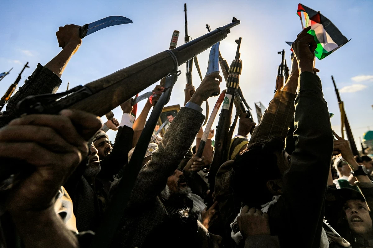 Supporters of Yemen's Huthis display weapons and chant slogans as they gather for a rally condemning Israel and in support of Palestinians, near the Saleh Grand Mosque in the Huthi-held capital Sanaa on October 3, 2025 (AFP photo) 