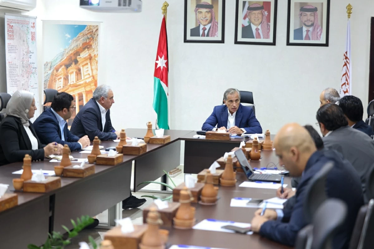 Prime Minister Jafar Hassan holds meeting in Petra with the chairman and members of the Petra Development and Tourism Region Authority (Photo courtesy of Prime Ministry)
