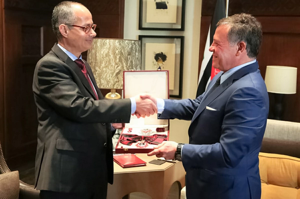 His Majesty King Abdullah honours Jordanian scientist Omar Yaghi on May 16, 2017 (Photo courtesy of Royal Court) 