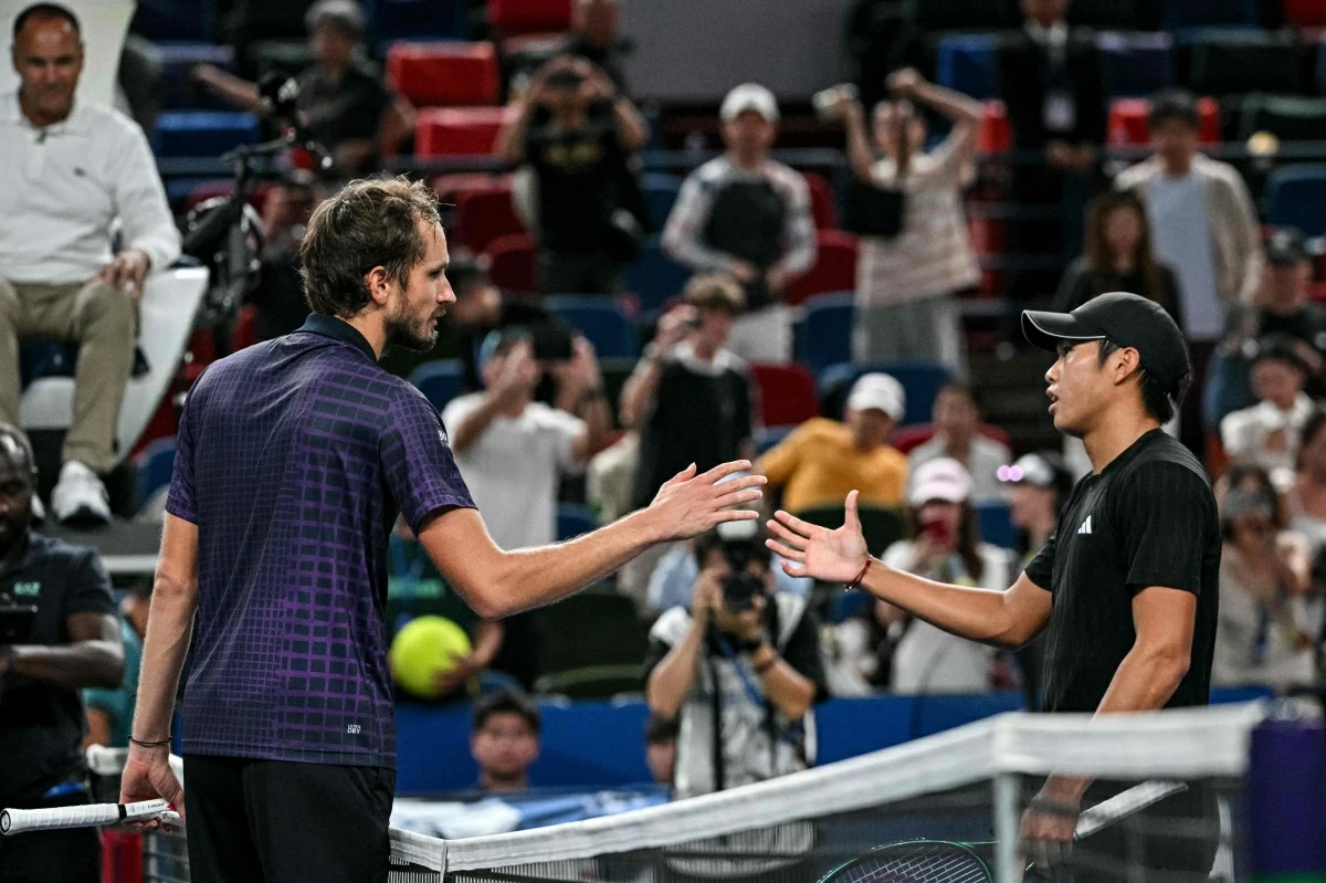 Russia's Daniil Medvedev (left) shakes hands with the United States's Learner Tien at the end of their men's singles match at the Shanghai Masters tennis tournament in Shanghai on Wednesday
(AFP photo)
