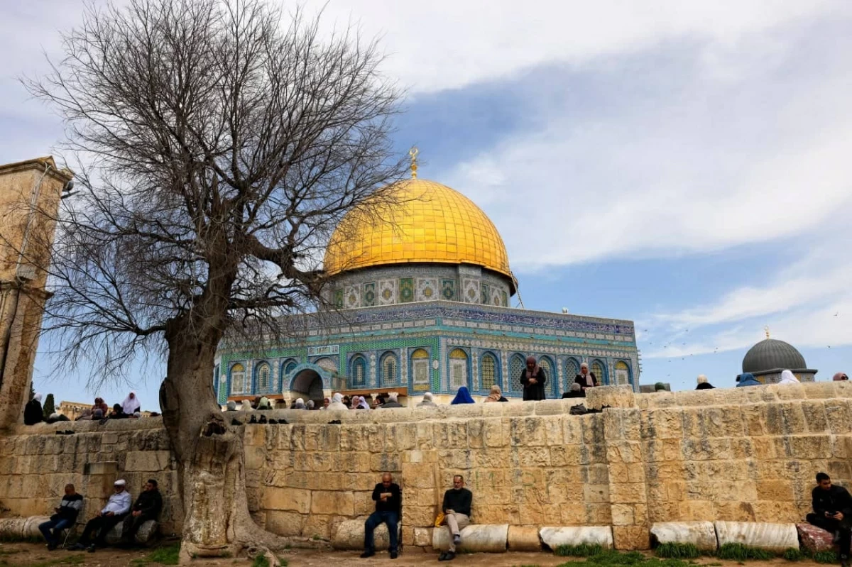 Muslim worshippers gather near the Dome of the Rock at the Al-Aqsa Mosque compound in Jerusalem on March 14, 2025, for the Friday noon prayer during their holy fasting month of Ramadan. ( AFP Photo)
