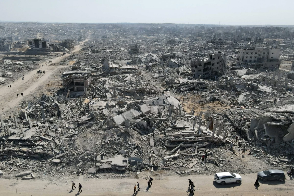 In this aerial view, People walk amid the destruction in Gaza City in the northern Gaza Strip on October 11, 2025, a day after a ceasefire took effect. Israel declared a ceasefire in Gaza and began to pull back its forces on October 10, as tens of thousands of exhausted Palestinians made their way back to their devastated homes
(AFP photo)