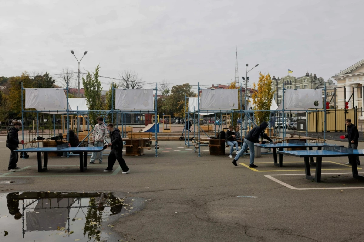 Teenagers play table tennis in the Podil neighbourhood of Kyiv, on October 16, 2025, amid the Russian invasion of Ukraine (AFP photo)