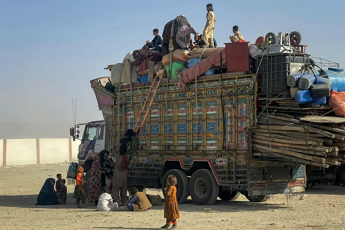 Afghan refugees board a truck with their belongings as they await deportation at the Pakistan-Afghanistan border in Chaman on October 19, 2025, after cross-border clashes between the two countries (AFP photo)