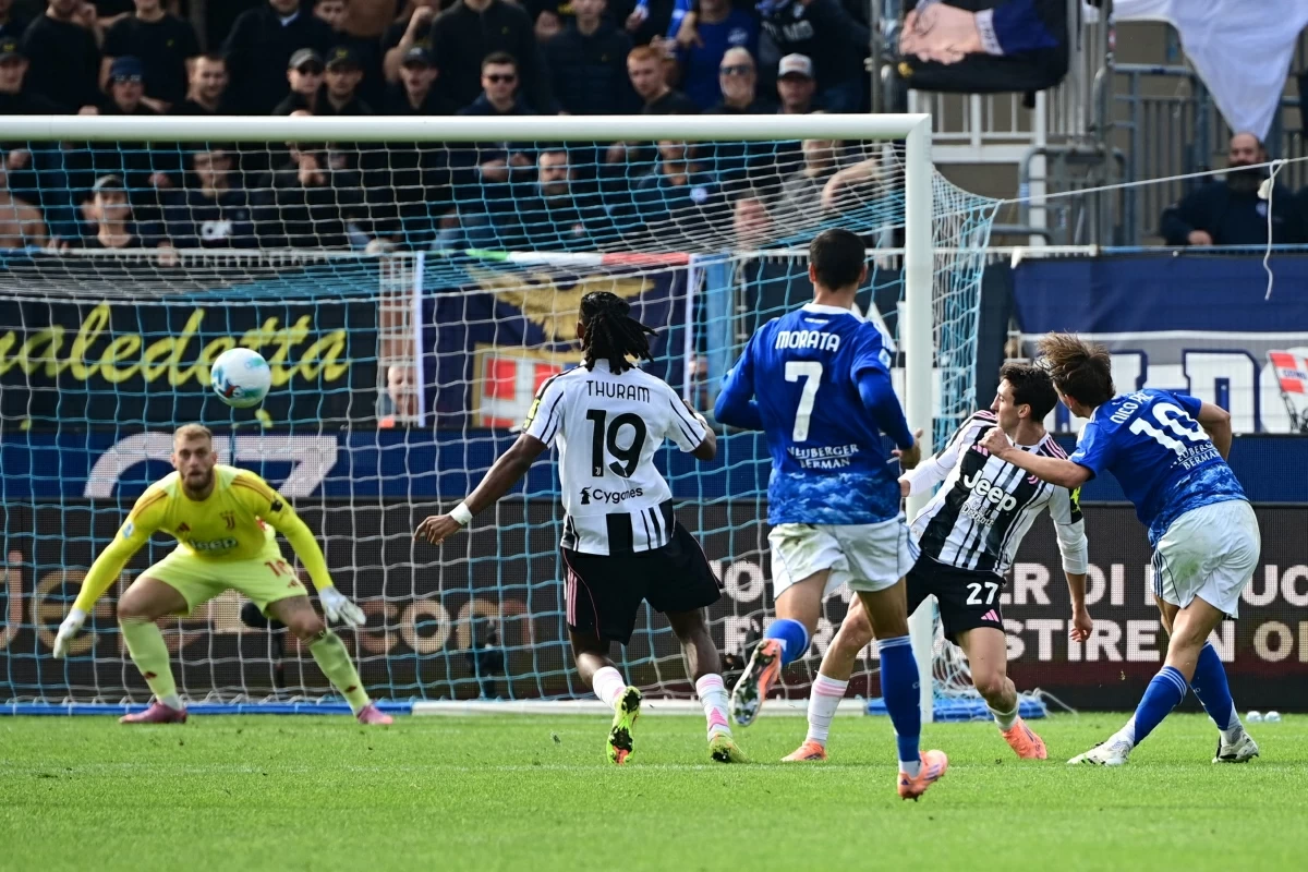 Como’s Argentinian midfielder #10 Nico Paz scores his team second goal during the Italian Serie A football match between Como and Juventus at the Giuseppe Sinigaglia Stadium in Como, Italy, on Sunday
(AFP photo)