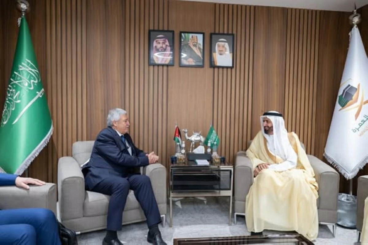 Minister of Transport Nidal Katamine and Saudi Minister of Hajj and Umrah Tawfiq Al Rabiah on Monday discuss the Saudi decision that bans Jordanian buses entry into Saudi territory during the Hajj season (Photo courtesy of the Ministry of Transport)