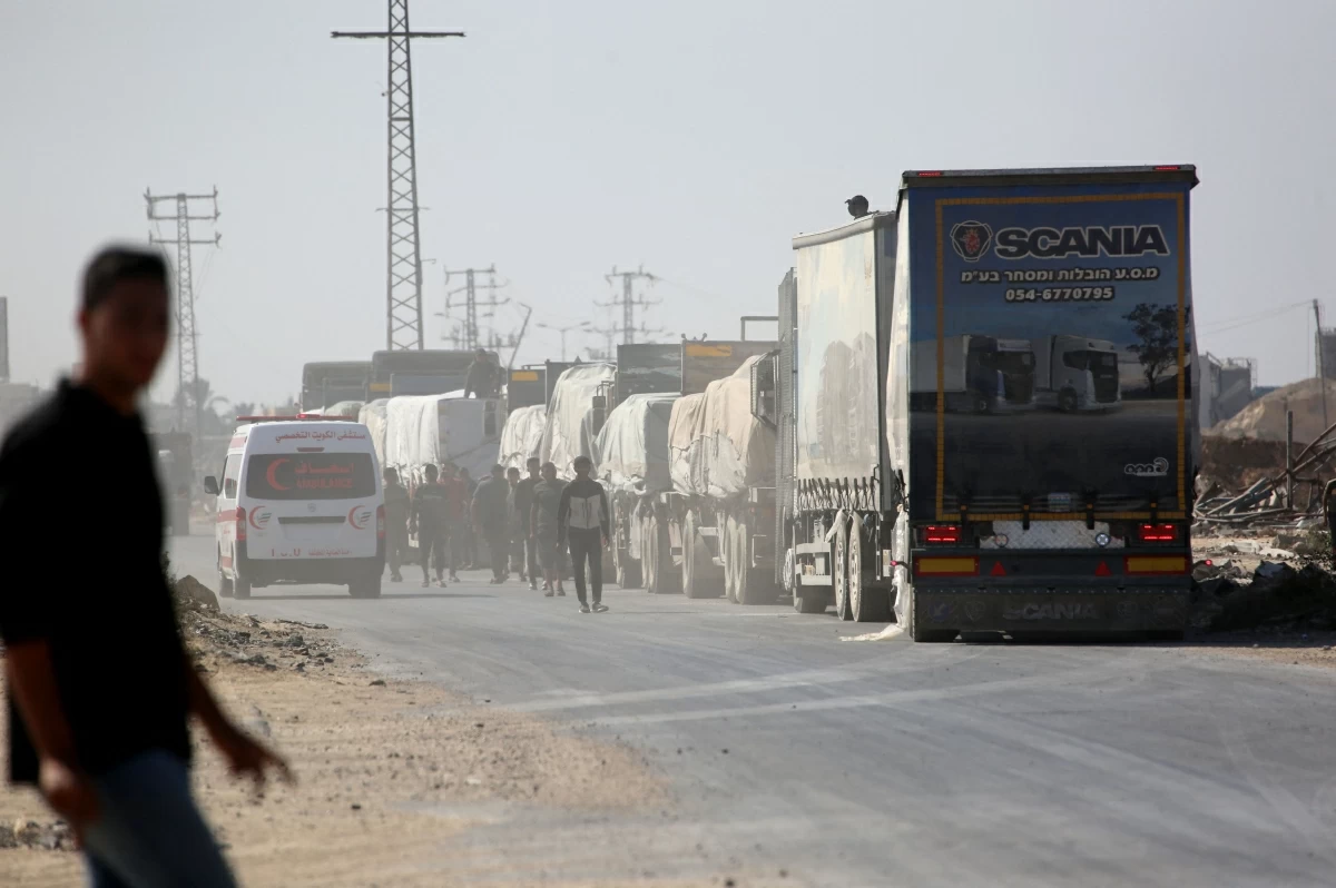 Aid trucks wait along a road after entering through the Kissufim crossing in southern Israel, as they arrive near Deir Al Balah, in the central Gaza Strip on October 27, 2025 (AFP photo)

