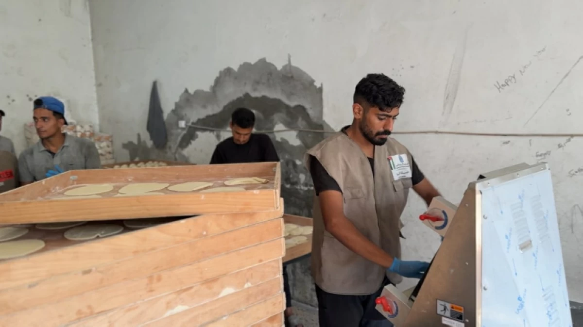 The Jordanian Relief Campaign on Friday distributes fresh loaves of bread to residents returning to northern Gaza, particularly in Jabalia Camp
(Petra photo)