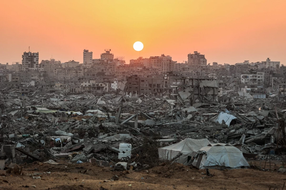 The sun sets over a heavily damaged area of Jabalia, in the northern Gaza Strip, on Friday (AFP photo)