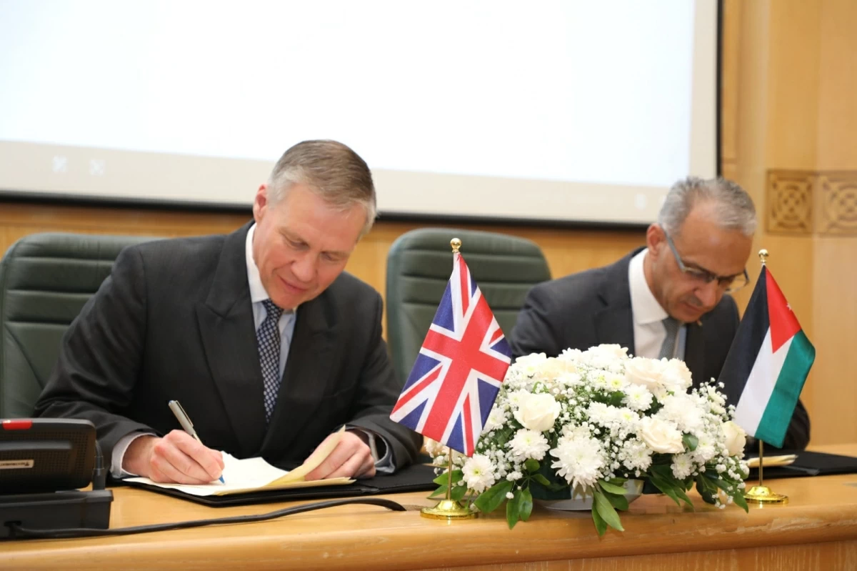 The Audit Bureau of Jordan and the United Kingdom’s National Audit Office signs a Memorandum of Understanding (Photo Courtesy of Audit Bureau of Jordan)