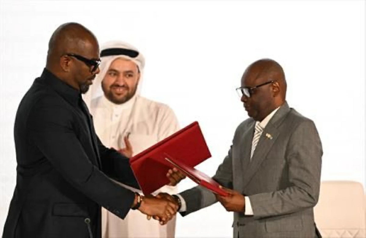 Qatar's chief negotiator Mohammed al-Khulaifi (C) observes as Sumbu Sita Mambu (L), a high representative of the head of state in the Democratic Republic of Congo (DRC) and and Rwanda-backed armed group M23 executive secretary Benjamin Mbonimpa (R) as they shake hands during the signing ceremony of the Comprehensive Peace Agreement between the DRC Government and the Congo River Alliance/March 23 Movement (AFP photo)