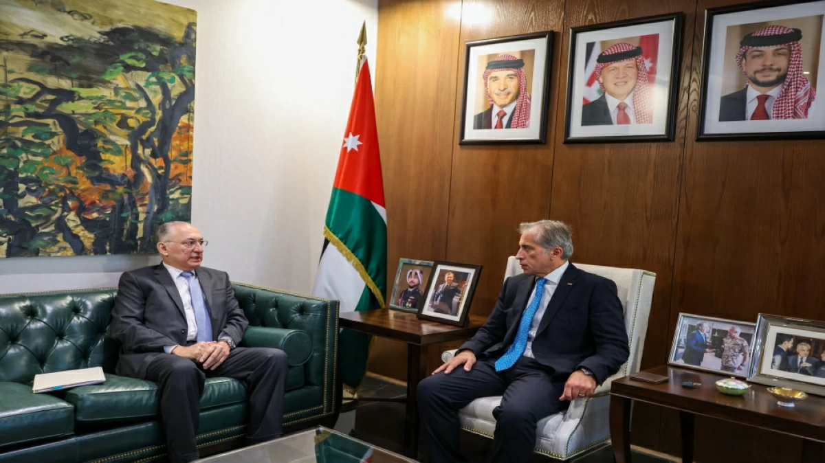 Prime Minister Jafar Hassan meets with IACC President Muhannad Hijazi (Al Mamlaka photo)