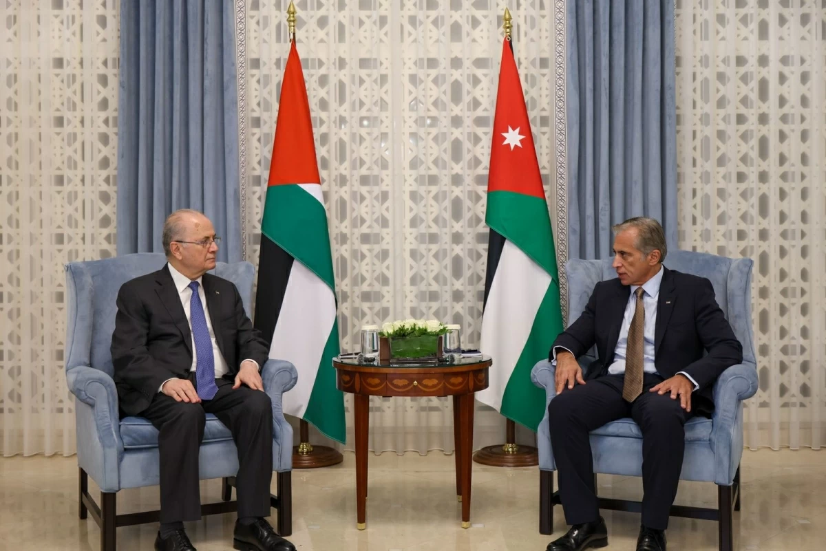 Prime Minister Jafar Hassan holds talks on Tuesday with Palestinian Prime Minister Mohammad Mustafa in Amman
(Prime Ministry photo)