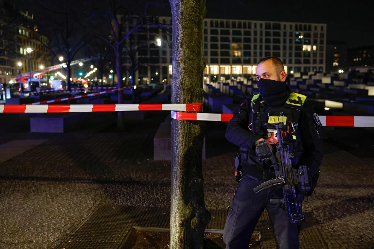 An armed police officer works at the cordoned off scene where a person was stabbed near the memorial of the murdered jews of Europe in Berlin on February 21, 2025. A 19-year-old Syrian went on trial in Berlin on November 20, 2025 over a knife attack on a Spanish tourist at the German capital's Holocaust memorial days before February's general election
(AFP photo)