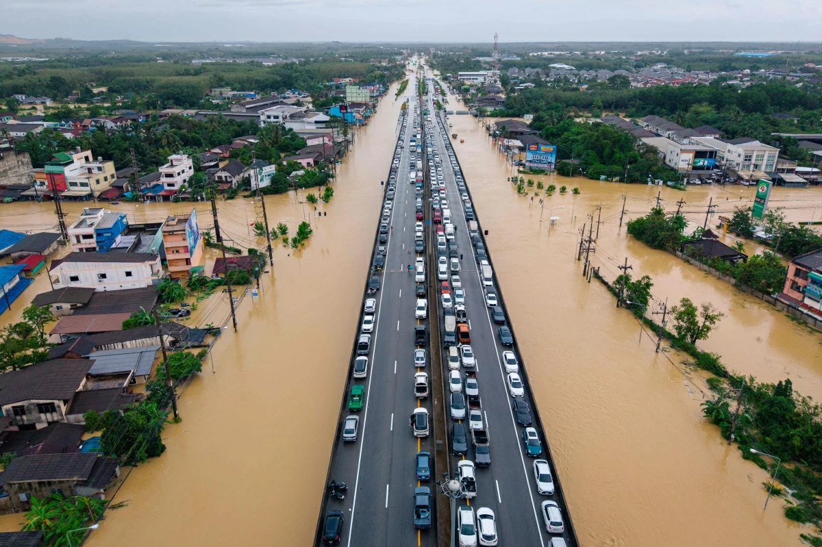This aerial photo taken on November 25, 2025 shows vehicles parked on an elevated road to keep them out of flood waters in Hat Yai in Thailand's southern Songkhla province, as severe flooding affected thousands of people in the country's south following days of heavy rain
(AFP photo)