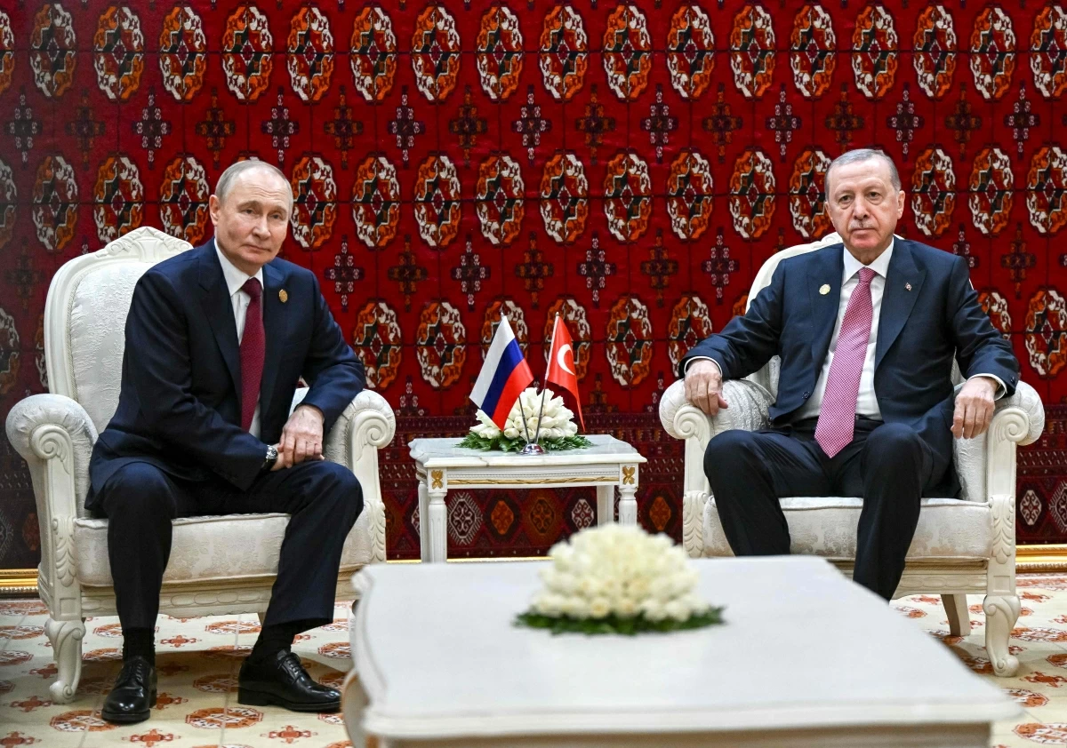 In this pool photograph distributed by the Russian state agency Sputnik, Russia's President Vladimir Putin and Turkish President Recep Tayyip Erdogan hold a meeting in Ashgabat on December 12, 2025 (AFP photo)