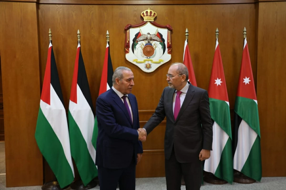 Deputy Prime Minister and Minister of Foreign Affairs Ayman Safadi (right) meets on Tuesday with Palestinian Vice President Hussein Al Sheikh
(Photo courtesy of Foreign Ministry)