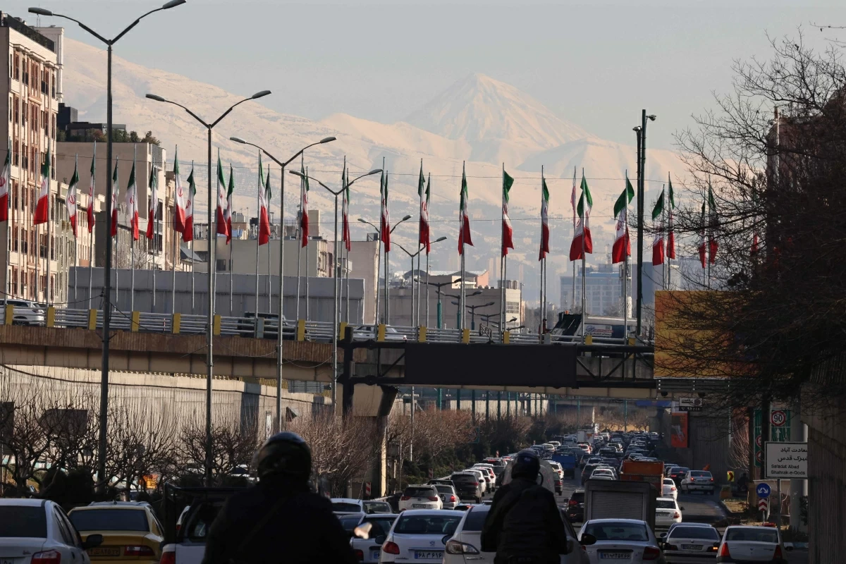 This photo taken on January 4, 2026, shows a view of highway traffic west of Tehran towards the summit of Mount Damavand, Iran’s highest peak and a potentially-active strato-volcano, in the northern province of Mazandaran (AFP photo)