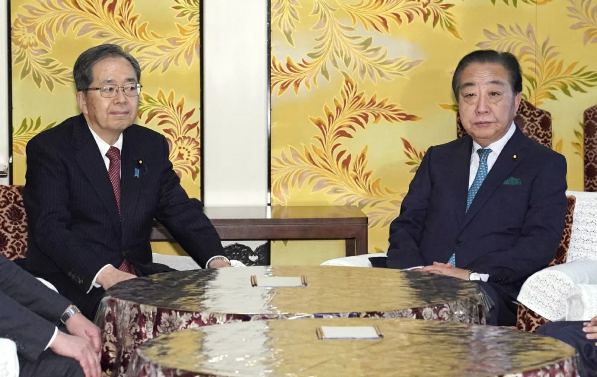 Leader of the Constitutional Democratic Party of Japan Yoshihiko Noda (right) and Komeito leader Tetsuo Saito attend a meeting at the National Diet in Tokyo on Thursday (AFP photo)