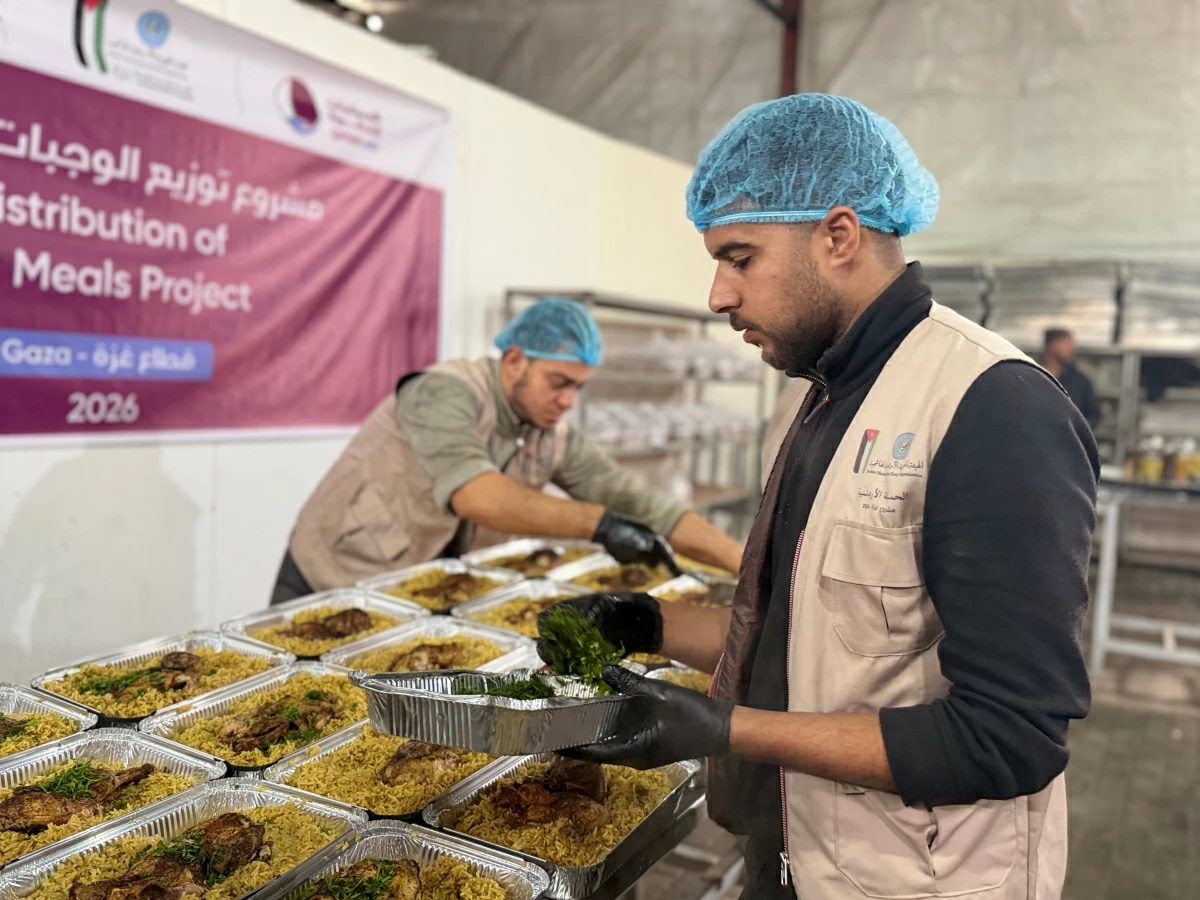 The Jordan Hashemite Charity Organisation, in partnership with the Qatar Red Crescent and the Jordanian Campaign, on Friday launches a project to distribute hot meals to affected families in Gaza (JHCO photo)
