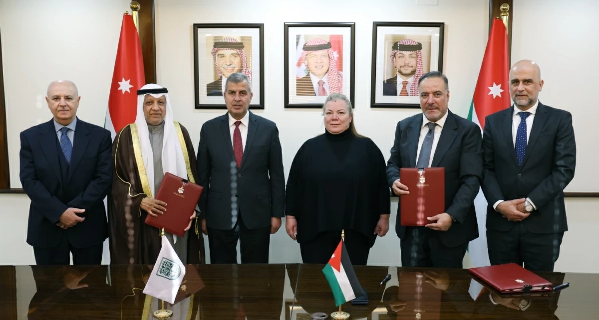 The government has signed a financing agreement with the Arab Fund for Economic and Social Development to support the National Water Carrier Project, during a meeting hosted by Minister of Planning and International Cooperation, Zeina Toukan, with AFESD Director-General and Chairman of the Board Fawzi Al Hunaif (Photo courtesy of the Ministry of Planning)