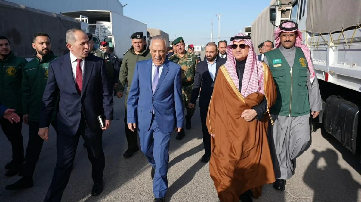 Saudi Ambassador to Jordan Prince Mansour bin Khalid bin Farhan Al Saud on Wednesday hands over a gift of dates from the Custodian of the Two Holy Mosques, King Salman bin Abdulaziz Al Saud (Petra photo)