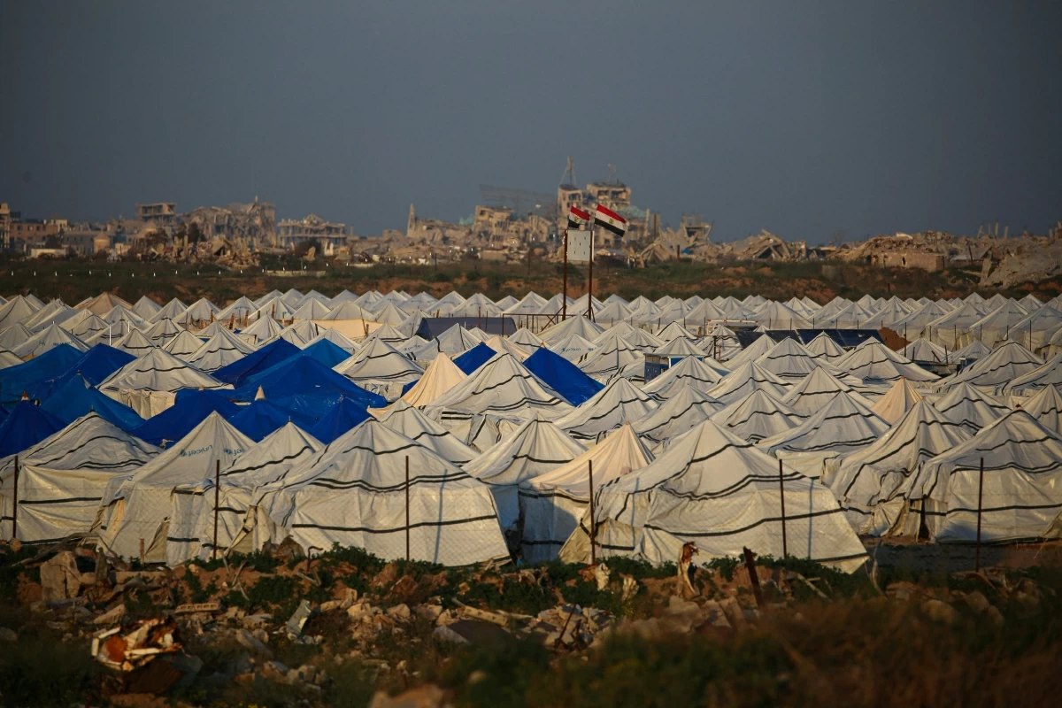 Tents are erected to house displaced Palestinian families in the Al Zahara neighborhood, north of the Nuseirat refugee camp in the central of Gaza Strip on February 21, 2026 (AFP photo)