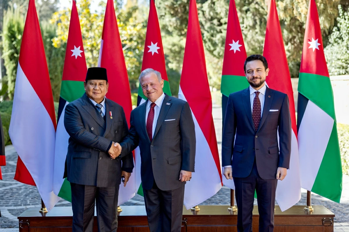 His Majesty King Abdullah meets with Indonesia President Prabowo Subianto at Basman Palace, accompanied by HRH Crown Prince Hussein (Photo courtesy of Royal Court)