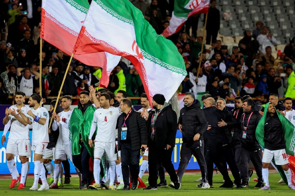 Iran's players and technical team celebrate after the FIFA World Cup 2026 Asia zone qualifiers group A football match between Iran and Uzbekistan, on March 25, 2025 in Tehran (AFP photo)