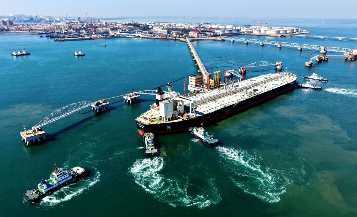 A crude oil tanker is guided to a berth at the oil terminal at the port in Qingdao, in China’s eastern Shandong province on March 7, 2026 (AFP photo) 
