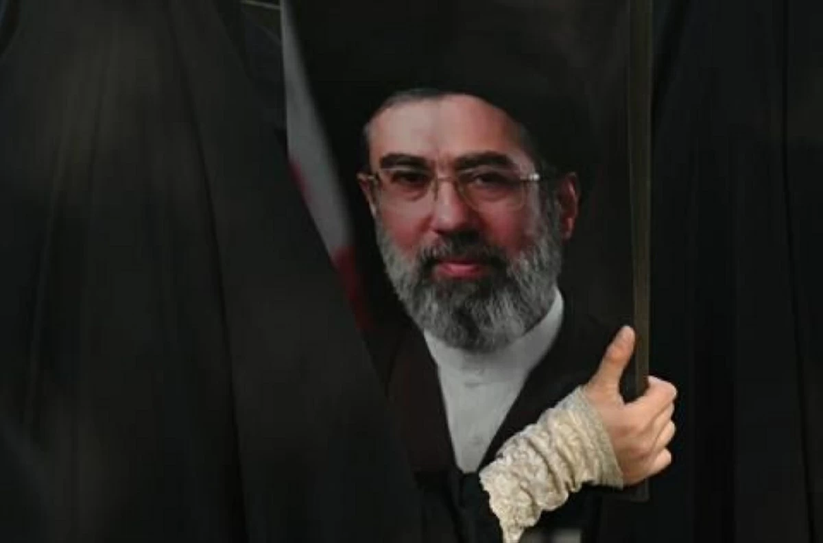 A Pakistani Shia Muslim woman holds a portrait of new Iranian supreme leader Ayatollah Mojtaba Khamenei, during a rally to mark Al-Quds Day (Jerusalem), a commemoration held annually on the last Friday of the Islamic holy fasting month of Ramadan, in Lahore on March 13, 2026 (AFP photo)