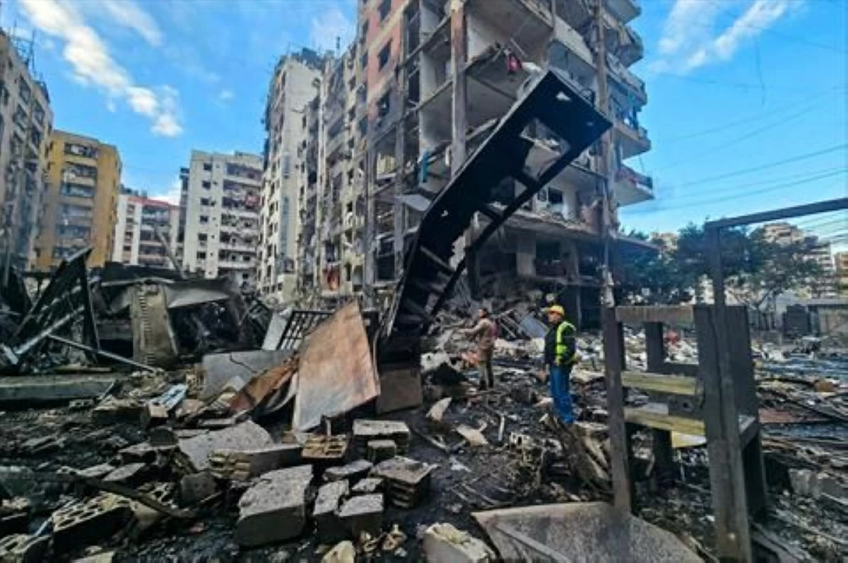 Men inspect a site of overnight Israeli airstrikes in the southern suburbs of Beirut on March 16, 2026 (AFP photo)