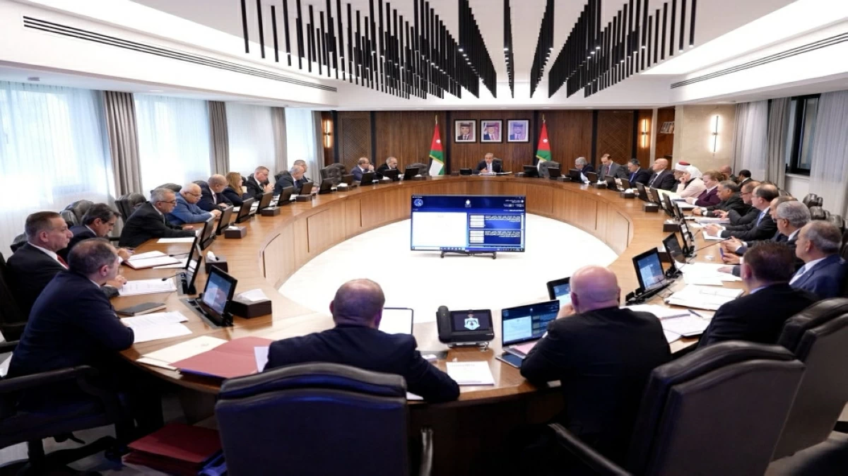 Prime Minister Jafar Hassan chairs a Cabinet session on Tuesday (Al Mamlaka photo)