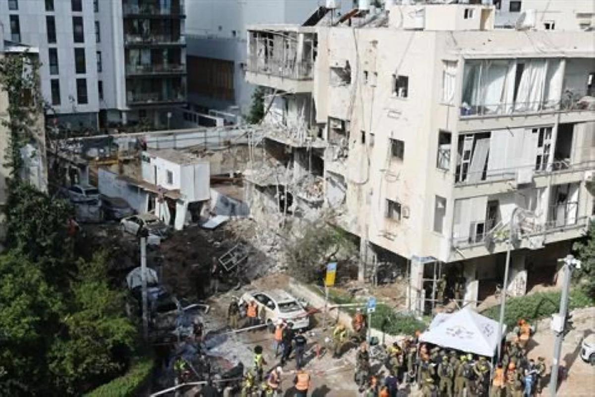 Israeli emergency service personnel gather at the site of an Iranian missile strike in Tel Aviv on March 24, 2026 (AFP photo)