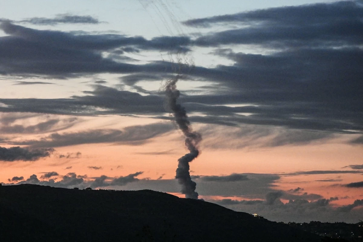 A photograph taken from the southern Lebanese area of Marjeyoun shows trails of rockets fired from Lebanon towards Israel on March 24, 2026 (AFP photo)