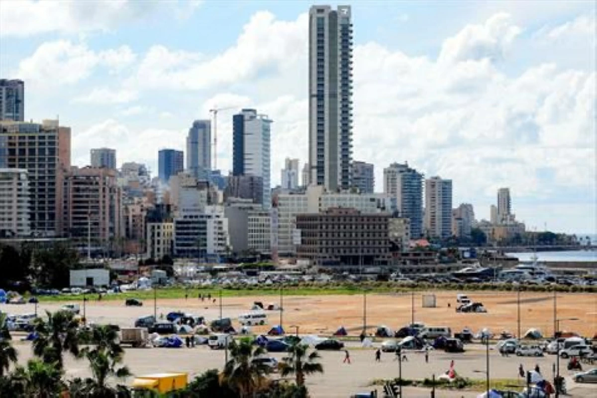Makeshift tent encampments for people displaced from their homes by war are pictured at a parking area near the Saint-Georges Hotel by the Beirut waterfront on March 25, 2026 (AFP photo)