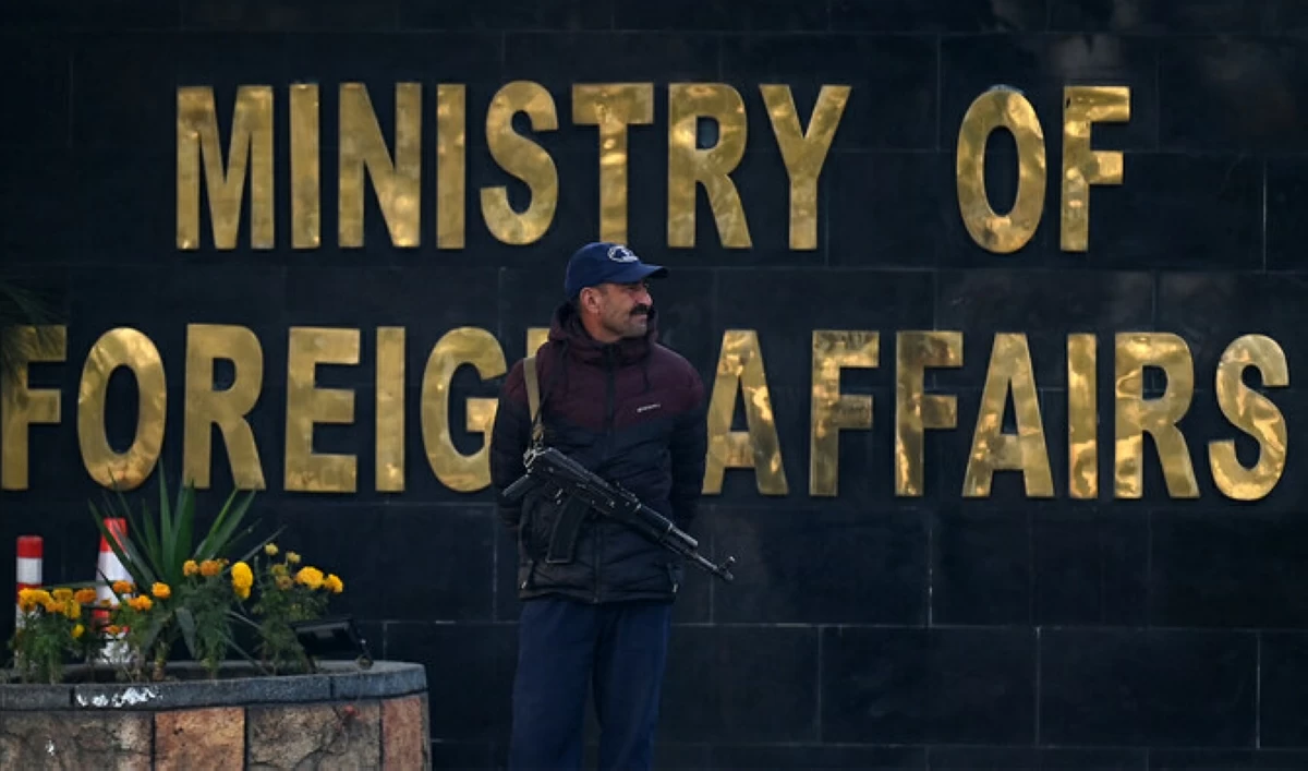 A Pakistani police officer stands guard outside the Ministry of Foreign Affairs in Islamabad on January 18, 2024 (AFP/File)