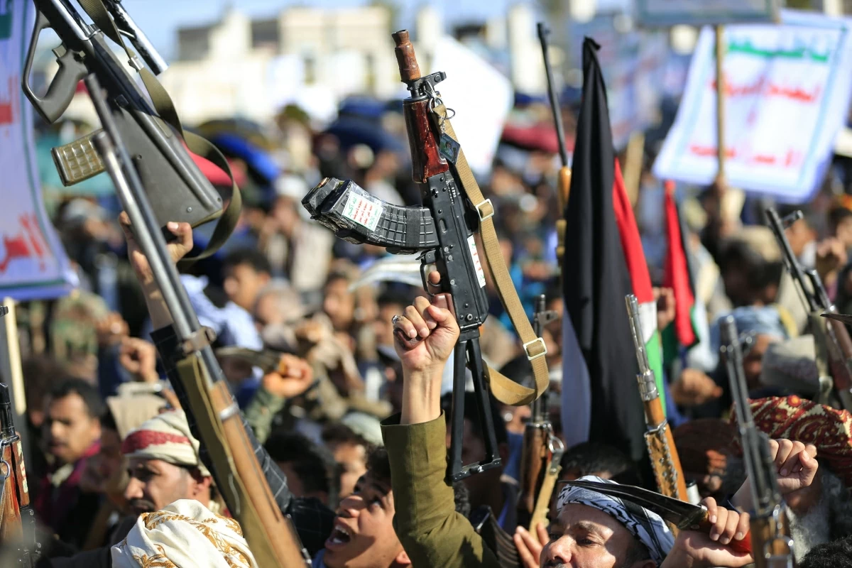 Houthis brandish their weapons as they rally in solidarity with Iran and Lebanon, amid the US-Israeli war with Iran, in the Yemeni capital Sanaa on March 27, 2026 (AFP photo)