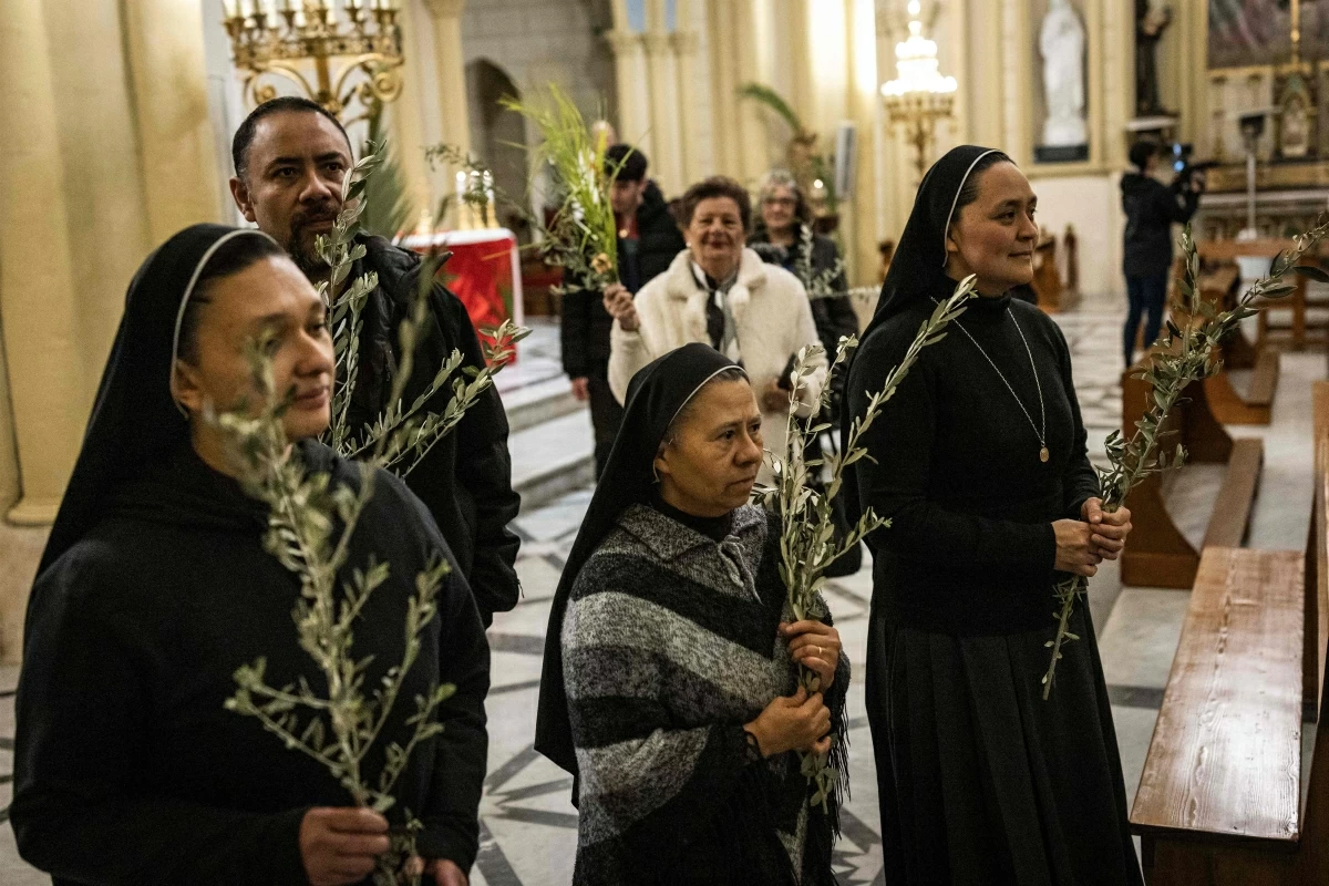 Catholic nuns hold palm fronds at the Palm Sunday Mass, commemorating Jesus Christ’s entry into Jerusalem, at the Latin Patriarchate in the old city of Jerusalem on March 29, 2026
(AFP photo)